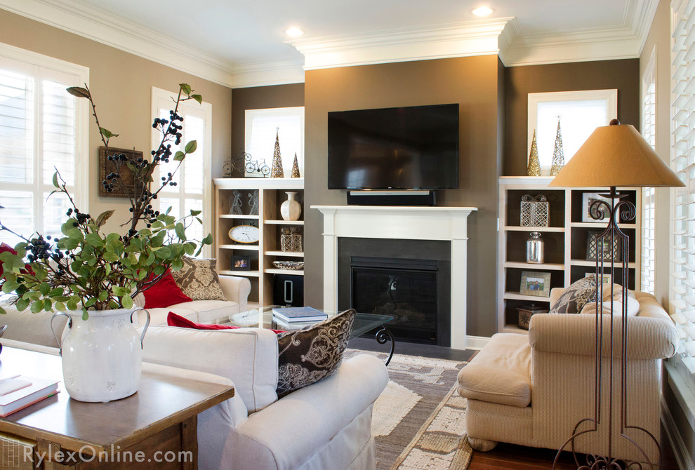 На фото: открытая гостиная комната среднего размера в классическом стиле с фасадом камина из дерева и телевизором на стене