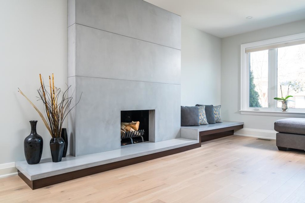 Diseño de salón minimalista con marco de chimenea de hormigón