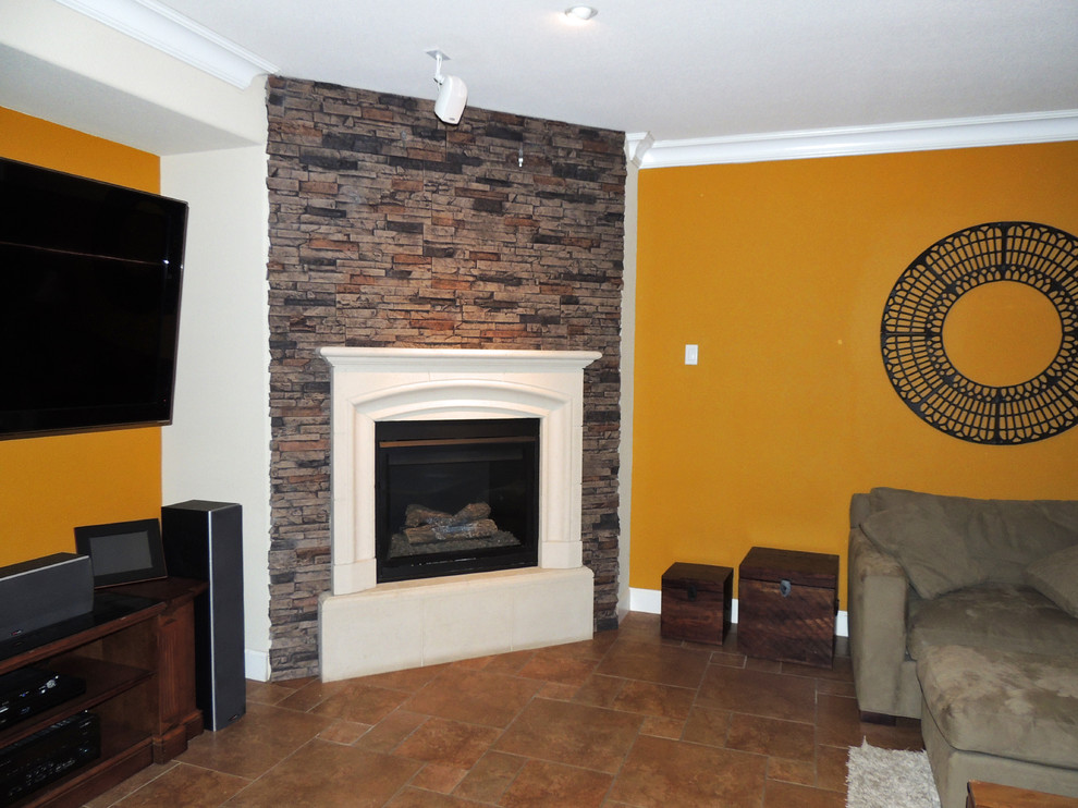 シャーロットにある中くらいなコンテンポラリースタイルのおしゃれな独立型リビング (オレンジの壁、セラミックタイルの床、標準型暖炉、石材の暖炉まわり、壁掛け型テレビ) の写真