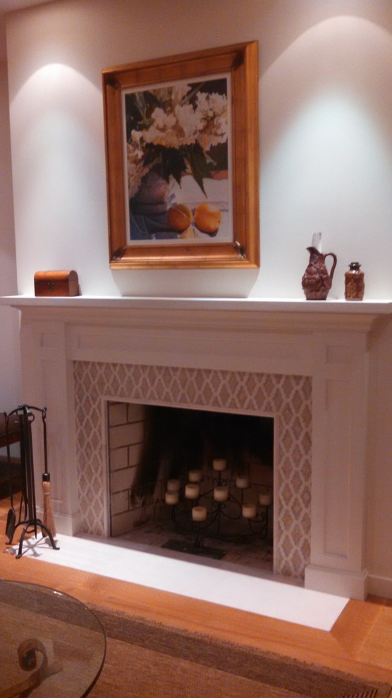 Foto de salón para visitas tradicional renovado con marco de chimenea de piedra y suelo de mármol
