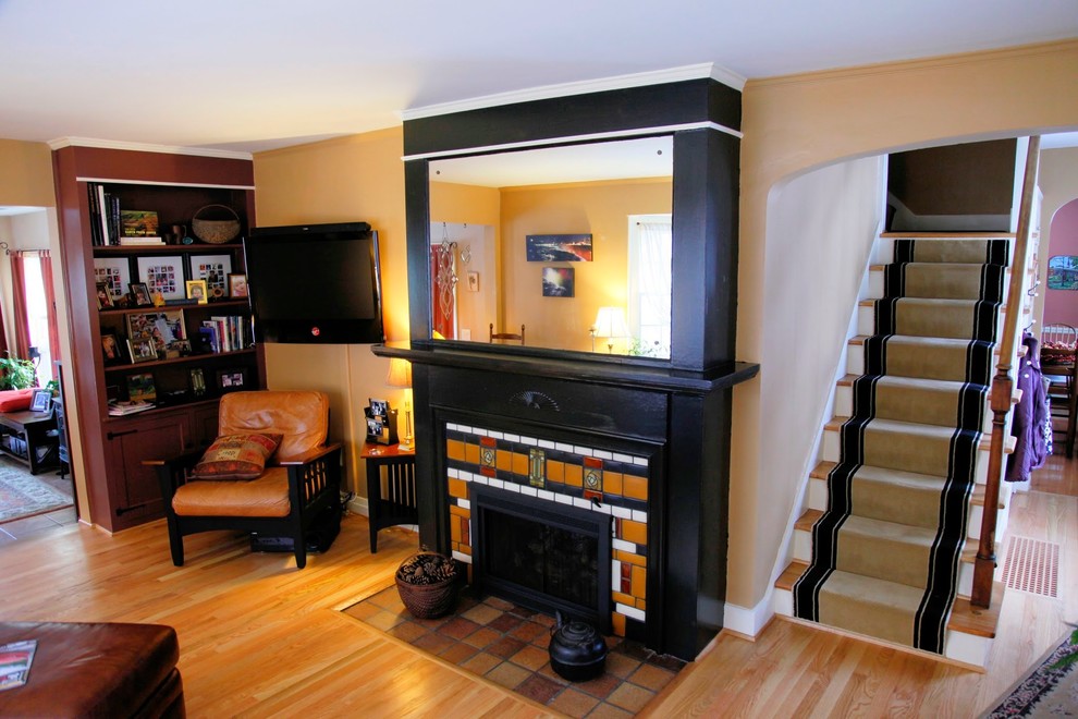 Example of an arts and crafts living room design in New York