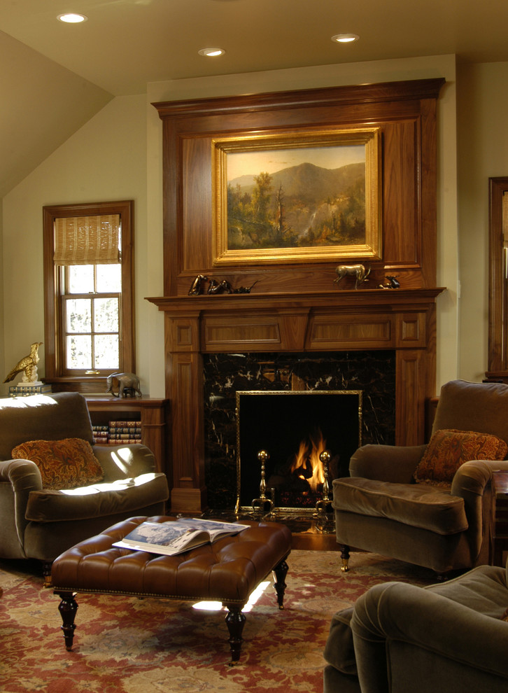 Aménagement d'un salon classique avec une cheminée standard.