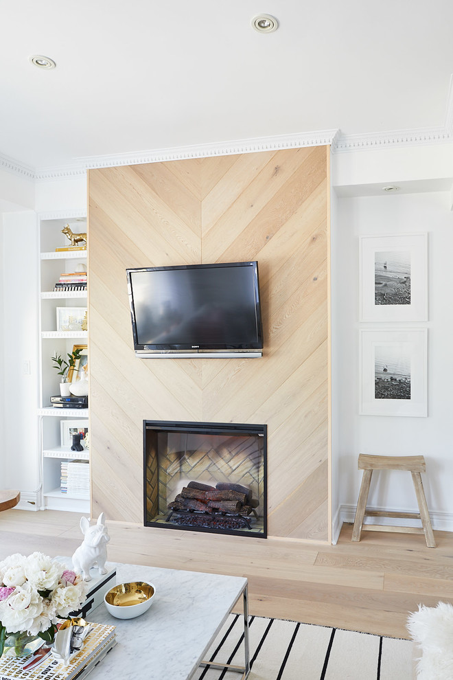 Imagen de salón abierto escandinavo pequeño sin televisor con paredes blancas, suelo de madera clara, todas las chimeneas y marco de chimenea de madera