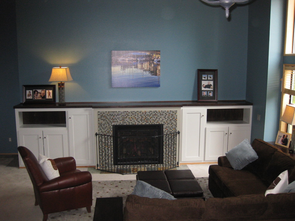 Exempel på ett mellanstort modernt separat vardagsrum, med blå väggar, heltäckningsmatta, en standard öppen spis och en spiselkrans i trä