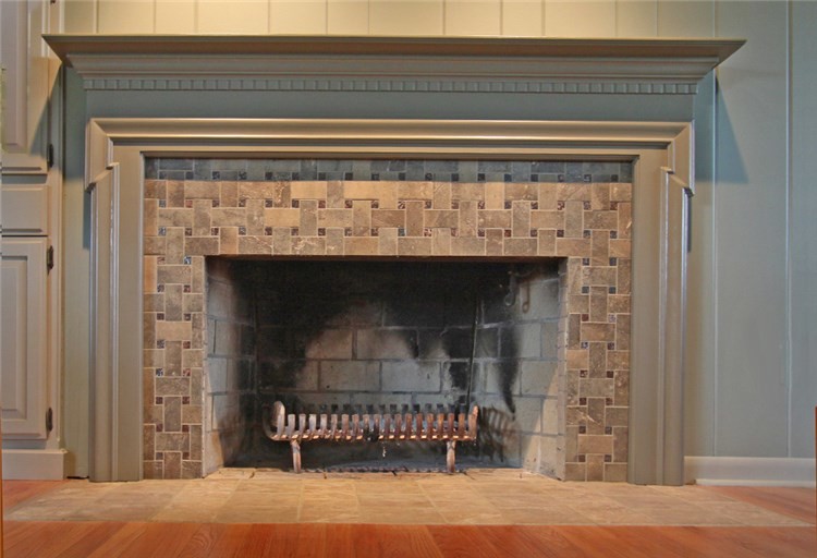 Idée de décoration pour un salon tradition de taille moyenne avec un mur gris, parquet clair, une cheminée standard et un manteau de cheminée en pierre.