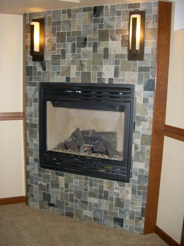 ミルウォーキーにある高級な中くらいなラスティックスタイルのおしゃれなリビング (ベージュの壁、カーペット敷き、コーナー設置型暖炉、石材の暖炉まわり) の写真