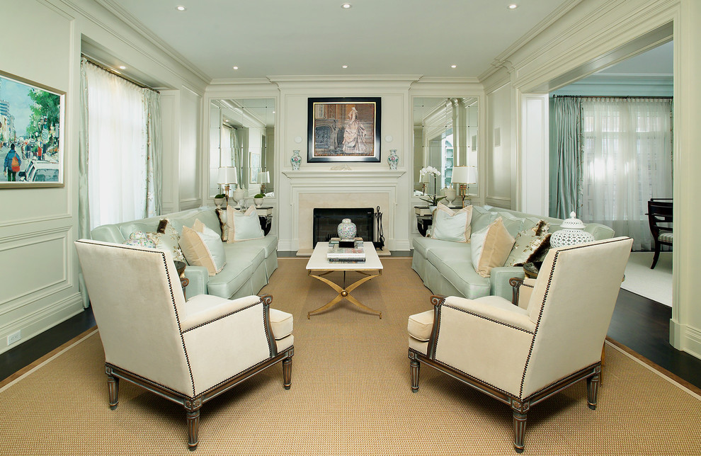 Идея дизайна: изолированная гостиная комната в классическом стиле с стандартным камином и синими шторами