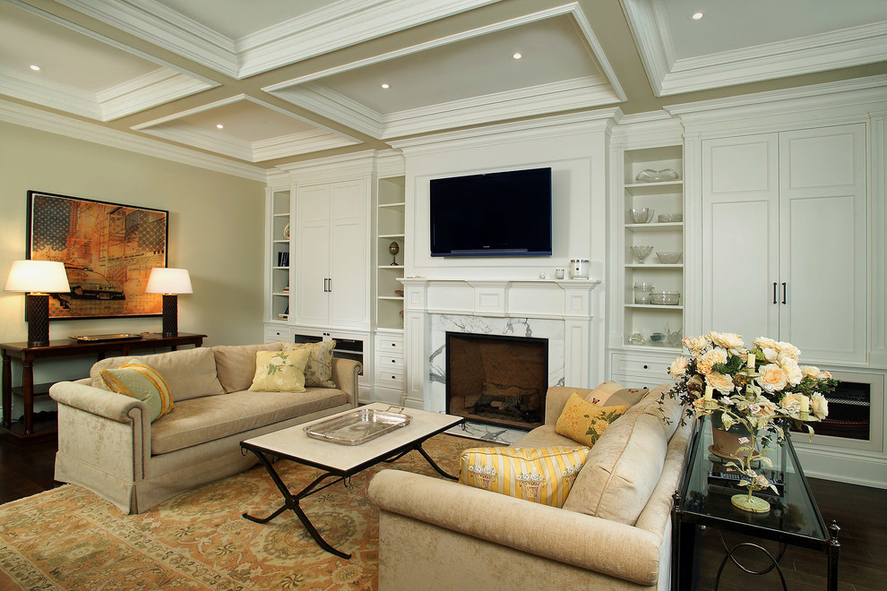 Idée de décoration pour un salon tradition avec un mur beige, une cheminée standard et un téléviseur fixé au mur.