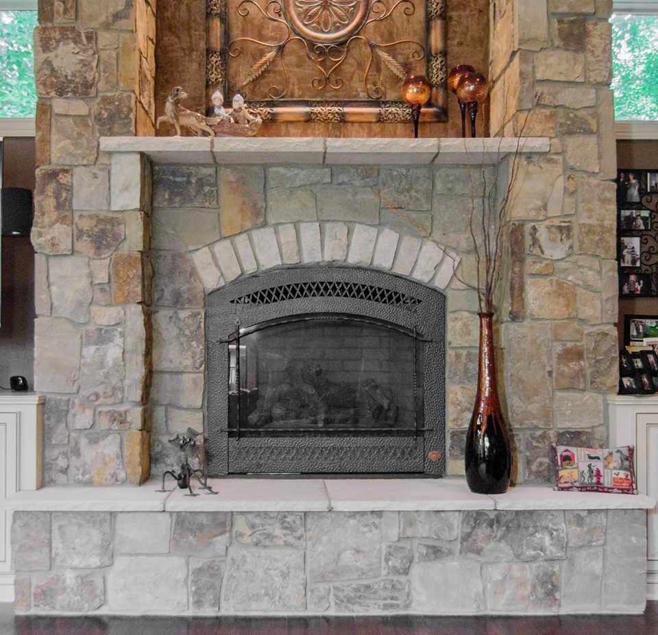 Diseño de salón para visitas abierto clásico de tamaño medio sin televisor con paredes beige, suelo de madera oscura, todas las chimeneas, marco de chimenea de piedra y suelo marrón