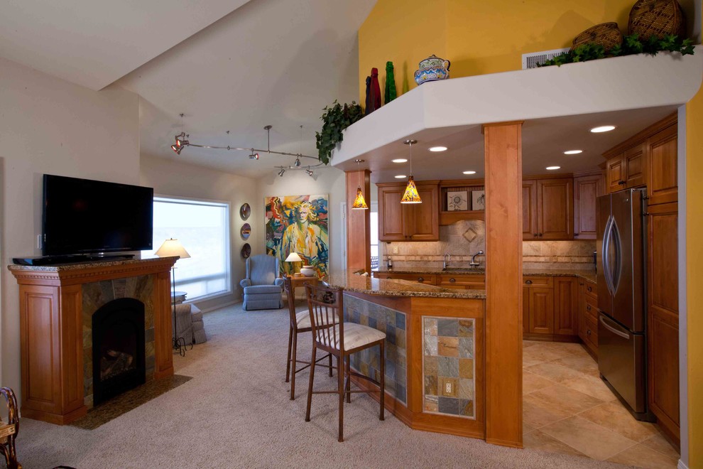 Mittelgroßes, Offenes Eklektisches Wohnzimmer mit beiger Wandfarbe, Keramikboden, Kamin und Kaminumrandung aus Stein in Seattle