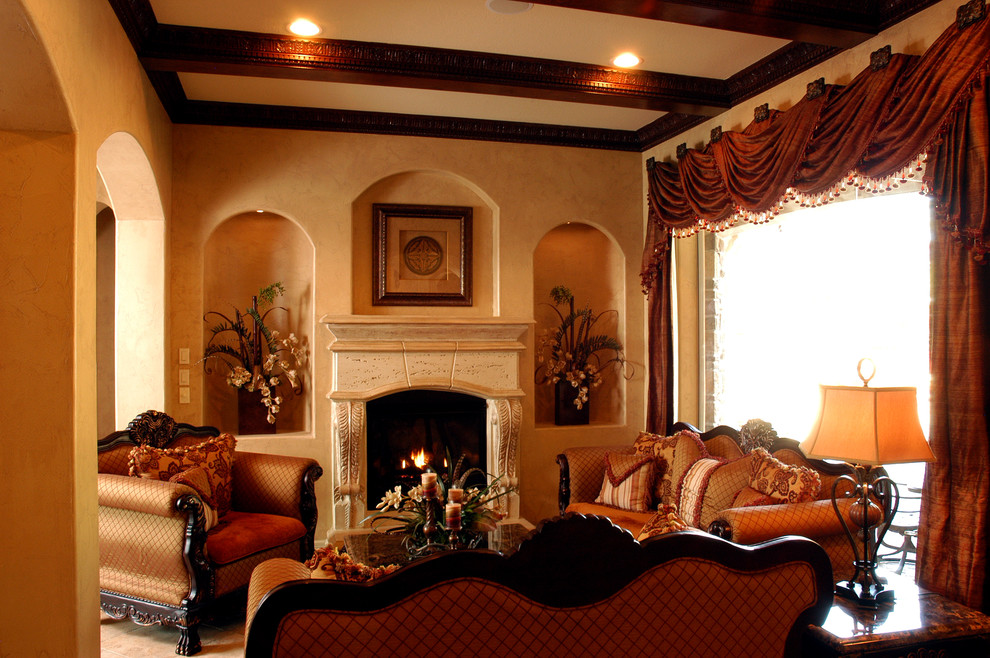 Immagine di un grande soggiorno tradizionale aperto con sala formale, pareti beige, pavimento in gres porcellanato, camino classico e cornice del camino in cemento