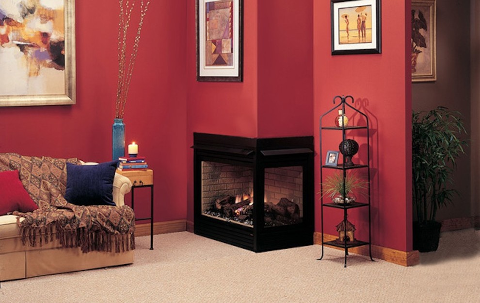 カンザスシティにある中くらいなトランジショナルスタイルのおしゃれな独立型リビング (赤い壁、カーペット敷き、コーナー設置型暖炉、漆喰の暖炉まわり) の写真