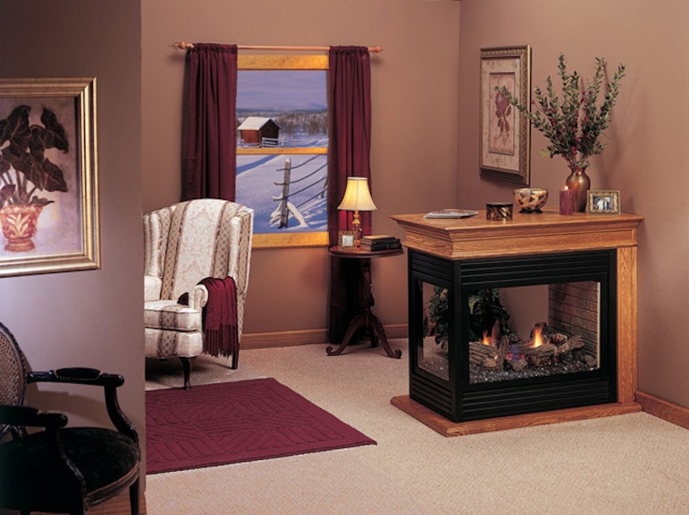 На фото: изолированная гостиная комната среднего размера в стиле неоклассика (современная классика) с стандартным камином, коричневыми стенами, ковровым покрытием и фасадом камина из дерева с