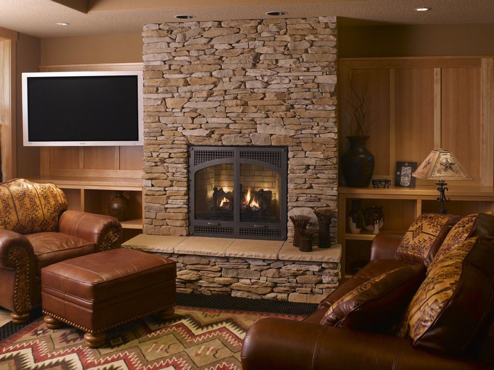 Foto de salón para visitas abierto rural de tamaño medio con paredes beige, todas las chimeneas y televisor colgado en la pared
