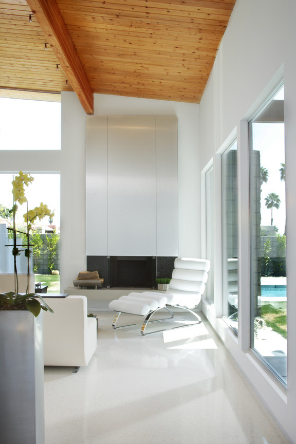 Пример оригинального дизайна: большая открытая гостиная комната в современном стиле с фасадом камина из металла, серыми стенами, мраморным полом, горизонтальным камином и белым полом без телевизора