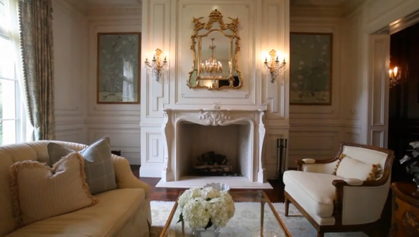 Cette photo montre un grand salon chic avec une salle de réception, un mur blanc, parquet foncé, une cheminée standard et un manteau de cheminée en pierre.