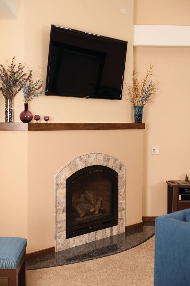 デンバーにある広いトラディショナルスタイルのおしゃれなLDK (ベージュの壁、カーペット敷き、標準型暖炉、タイルの暖炉まわり、壁掛け型テレビ) の写真