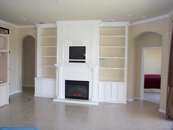 Exempel på ett mellanstort klassiskt separat vardagsrum, med ett finrum, beige väggar, klinkergolv i keramik, en standard öppen spis, en spiselkrans i trä och beiget golv