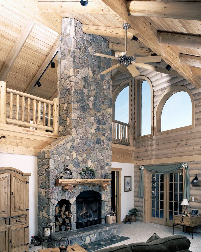 Exemple d'un grand salon montagne ouvert avec moquette, une cheminée standard et un manteau de cheminée en pierre.