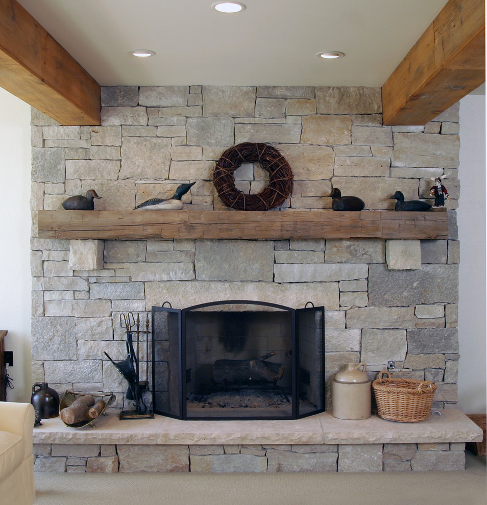 他の地域にあるお手頃価格の中くらいなトラディショナルスタイルのおしゃれなLDK (白い壁、カーペット敷き、標準型暖炉、石材の暖炉まわり) の写真