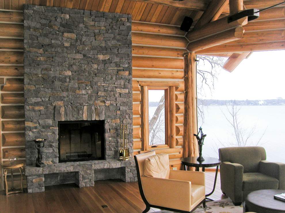 Diseño de salón para visitas abierto rural de tamaño medio sin televisor con paredes marrones, suelo de madera en tonos medios, todas las chimeneas y marco de chimenea de piedra