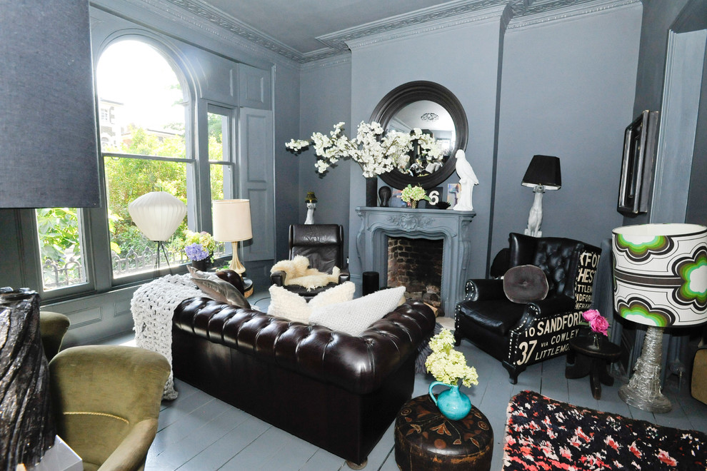 Diseño de salón bohemio con paredes grises y alfombra