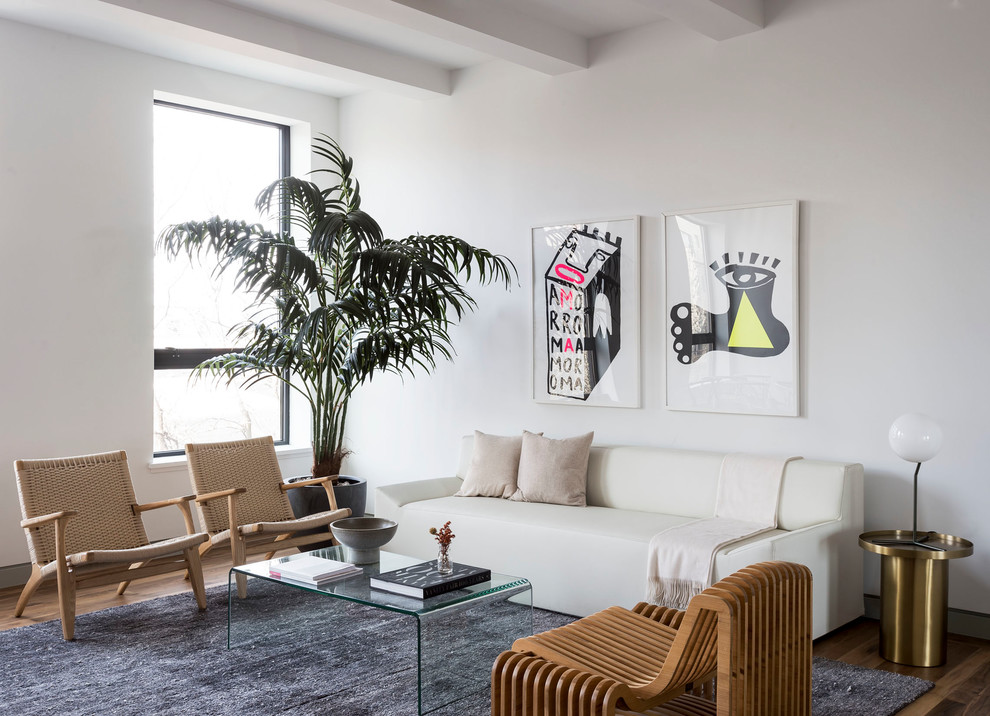 Inspiration för minimalistiska vardagsrum, med ett finrum, vita väggar, mörkt trägolv och brunt golv