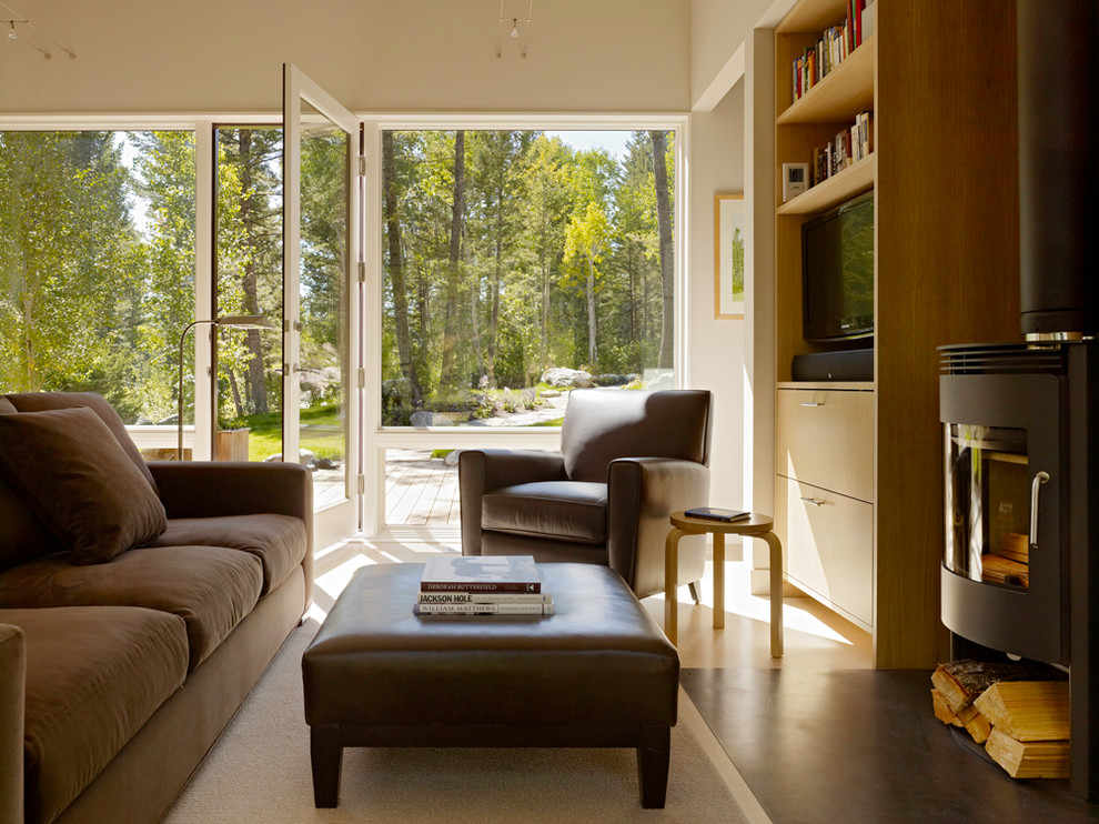 Стильный дизайн: гостиная комната в современном стиле с коричневым диваном - последний тренд