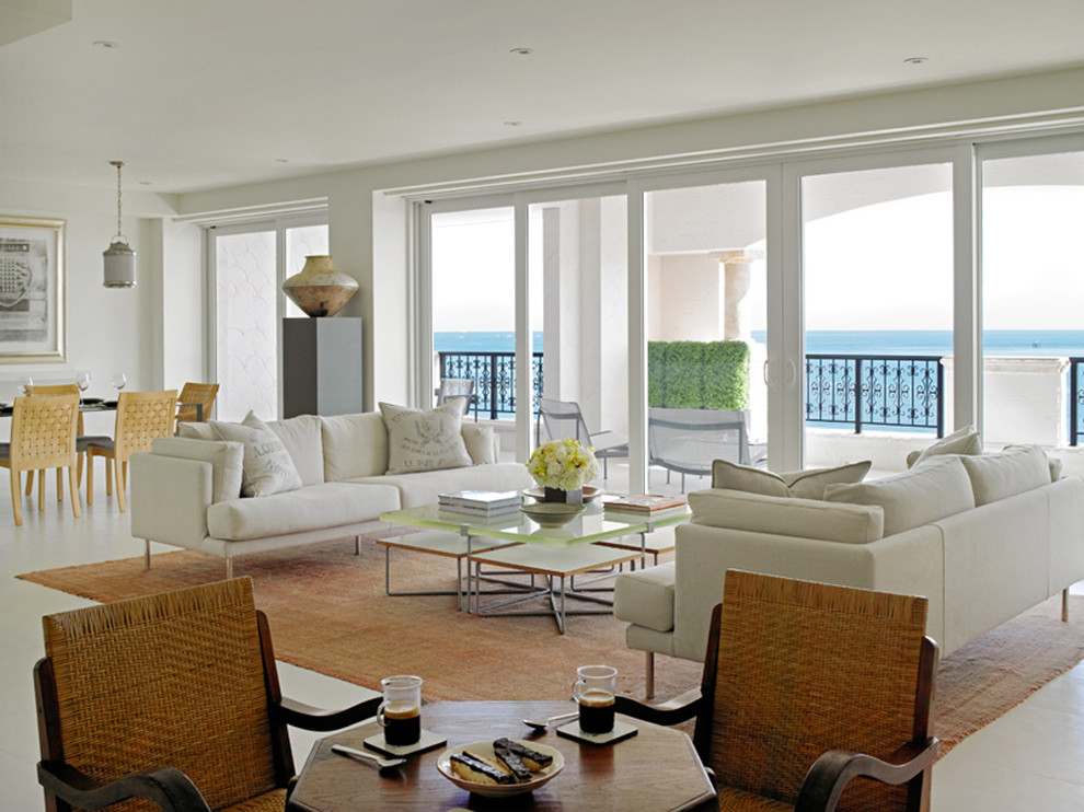Ispirazione per un ampio soggiorno tradizionale aperto con sala formale, pareti bianche e pavimento bianco