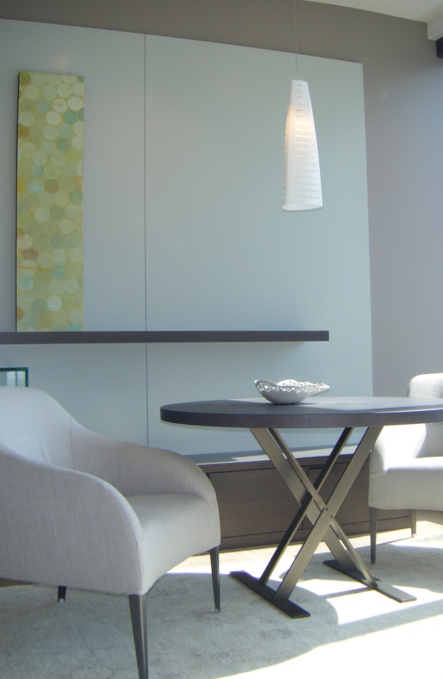 Immagine di un soggiorno minimalista di medie dimensioni e chiuso con sala formale, pareti blu, parquet chiaro, nessun camino e nessuna TV