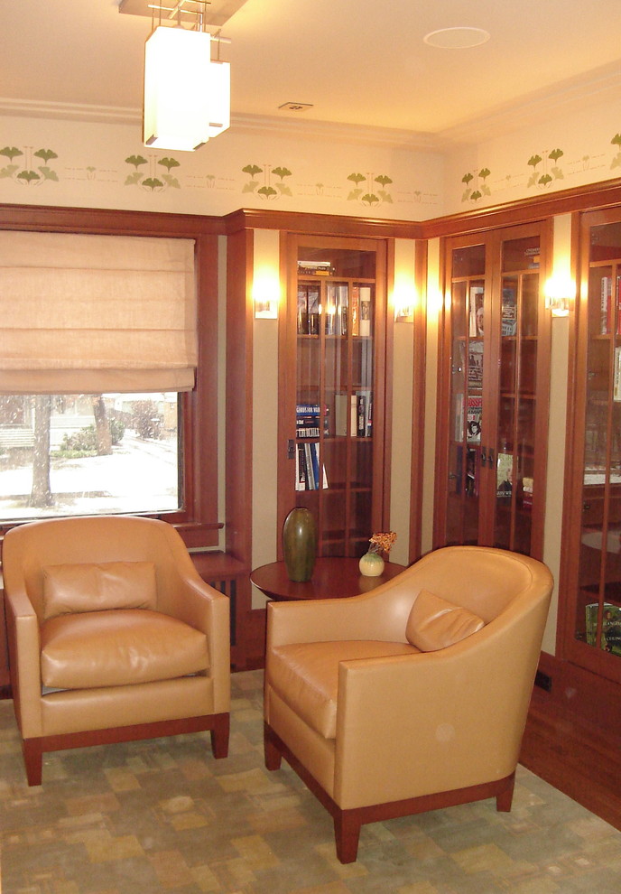 Exempel på ett mellanstort amerikanskt separat vardagsrum, med ett finrum, beige väggar, mörkt trägolv, en standard öppen spis och en spiselkrans i tegelsten