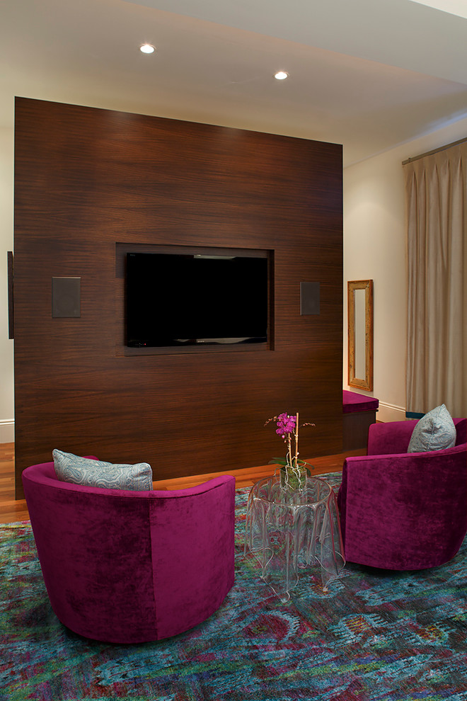 На фото: гостиная комната в современном стиле с мультимедийным центром
