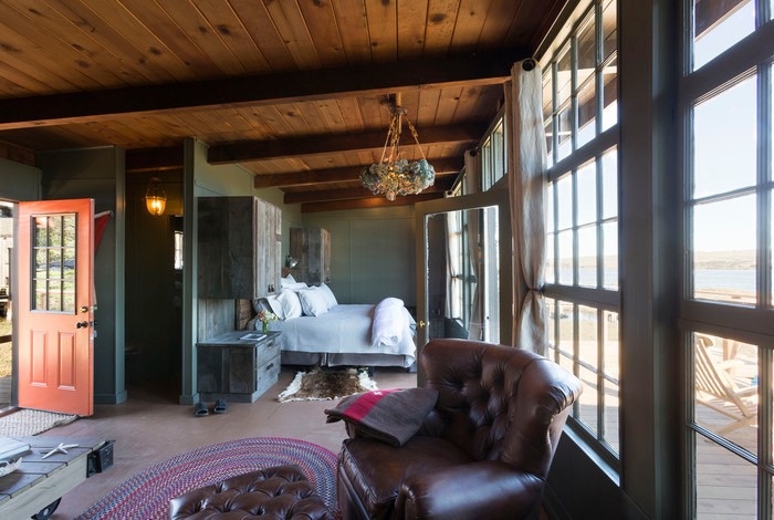 Foto de salón tipo loft rústico pequeño con paredes azules, suelo de madera en tonos medios y chimenea de esquina