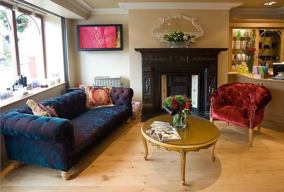 Offenes Klassisches Wohnzimmer mit hellem Holzboden, Kamin und Kaminumrandung aus Metall in Cheshire