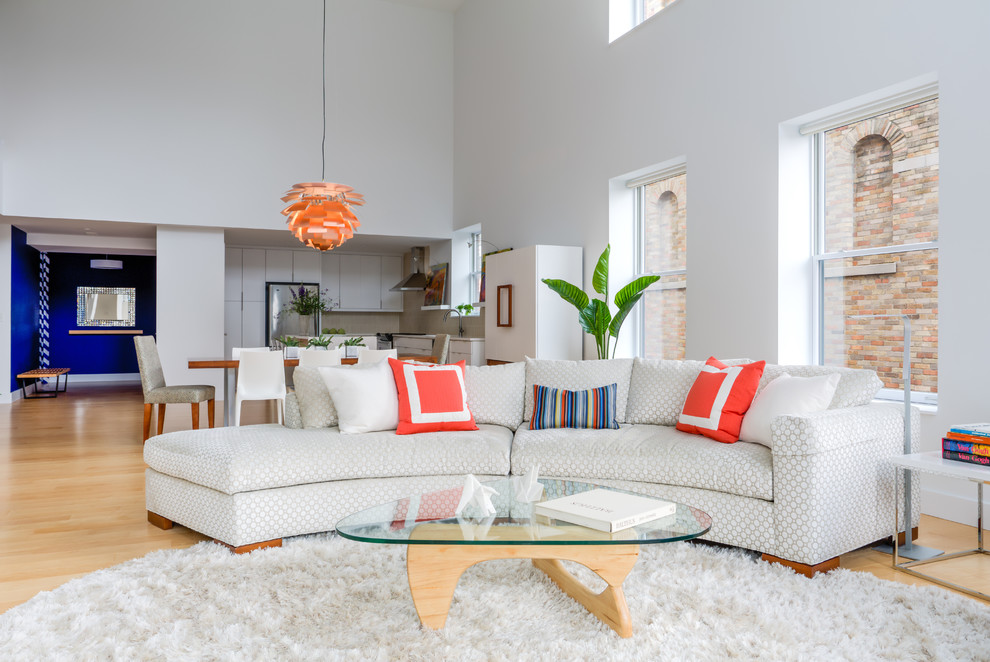 Großes, Offenes Modernes Wohnzimmer mit weißer Wandfarbe und hellem Holzboden in Grand Rapids