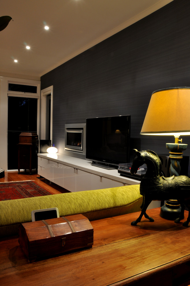 На фото: открытая гостиная комната среднего размера в стиле модернизм с белыми стенами, светлым паркетным полом, отдельно стоящим телевизором, стандартным камином и фасадом камина из штукатурки