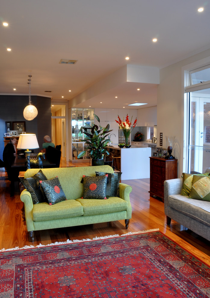Mittelgroßes, Offenes Modernes Wohnzimmer ohne Kamin mit weißer Wandfarbe und hellem Holzboden in Geelong