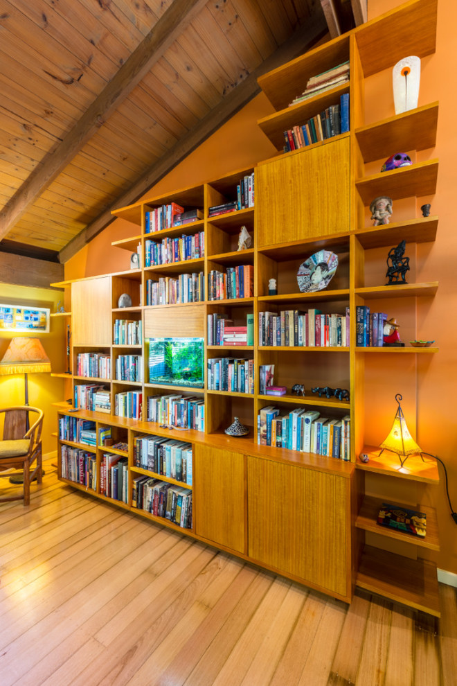 Mittelgroße, Fernseherlose, Offene Moderne Bibliothek ohne Kamin mit brauner Wandfarbe und hellem Holzboden in Melbourne