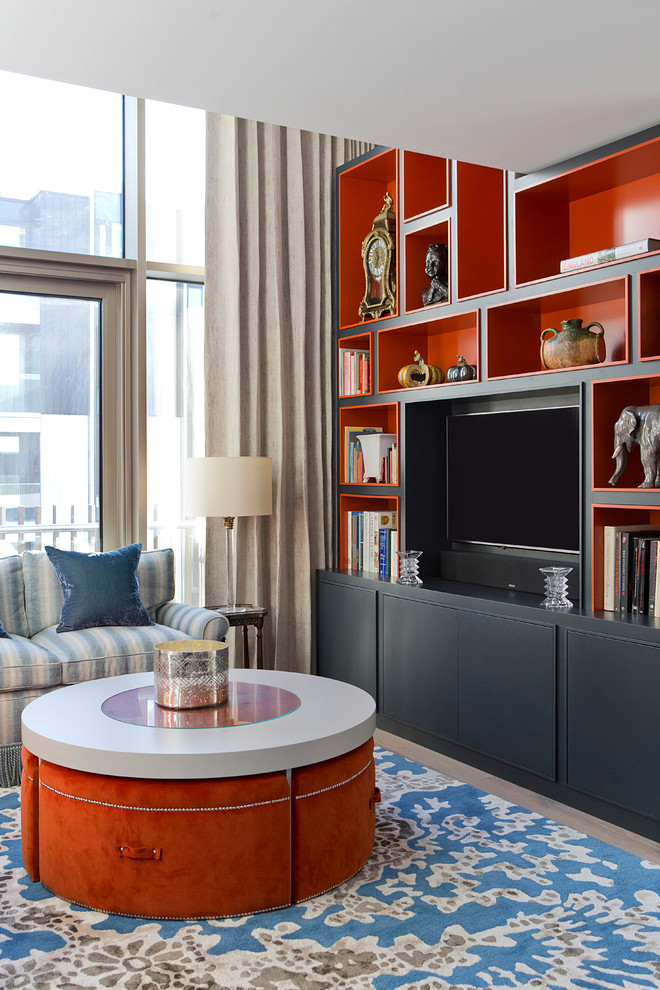 Exemple d'un salon chic avec un mur rouge, un téléviseur encastré et un sol beige.