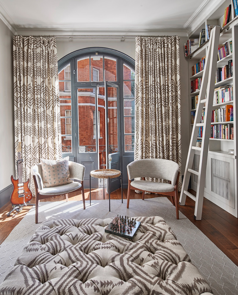 Inspiration för ett vintage separat vardagsrum, med ett bibliotek, grå väggar, mellanmörkt trägolv och brunt golv