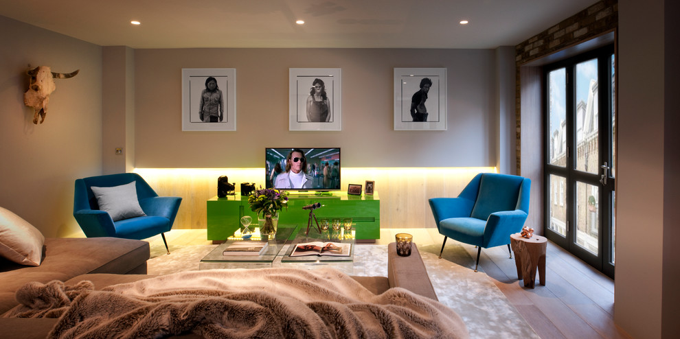 Свежая идея для дизайна: открытая гостиная комната среднего размера в современном стиле с музыкальной комнатой, бежевыми стенами, деревянным полом, отдельно стоящим телевизором и бежевым полом - отличное фото интерьера