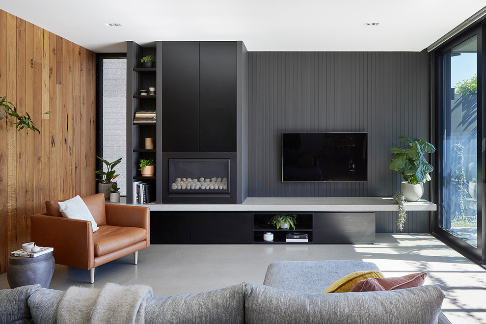Idee per un soggiorno minimal chiuso con pareti grigie, pavimento in cemento, TV a parete e pavimento grigio