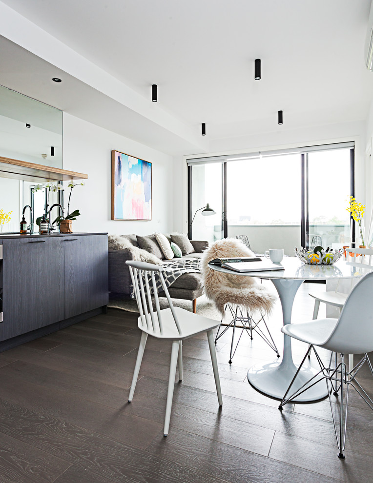 Kleines Modernes Wohnzimmer mit weißer Wandfarbe und braunem Holzboden in Melbourne