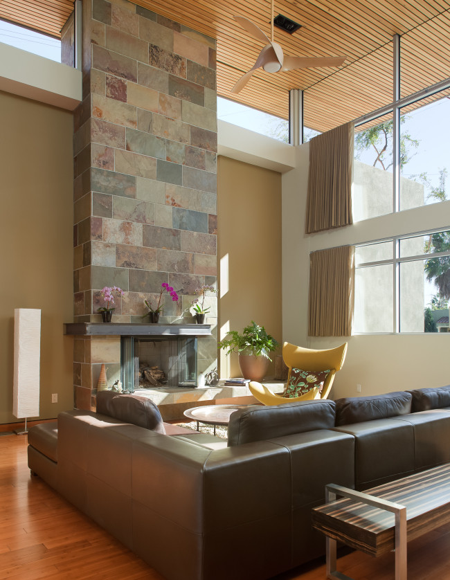 Mittelgroßes, Offenes Modernes Wohnzimmer mit beiger Wandfarbe, Teppichboden und beigem Boden in Austin