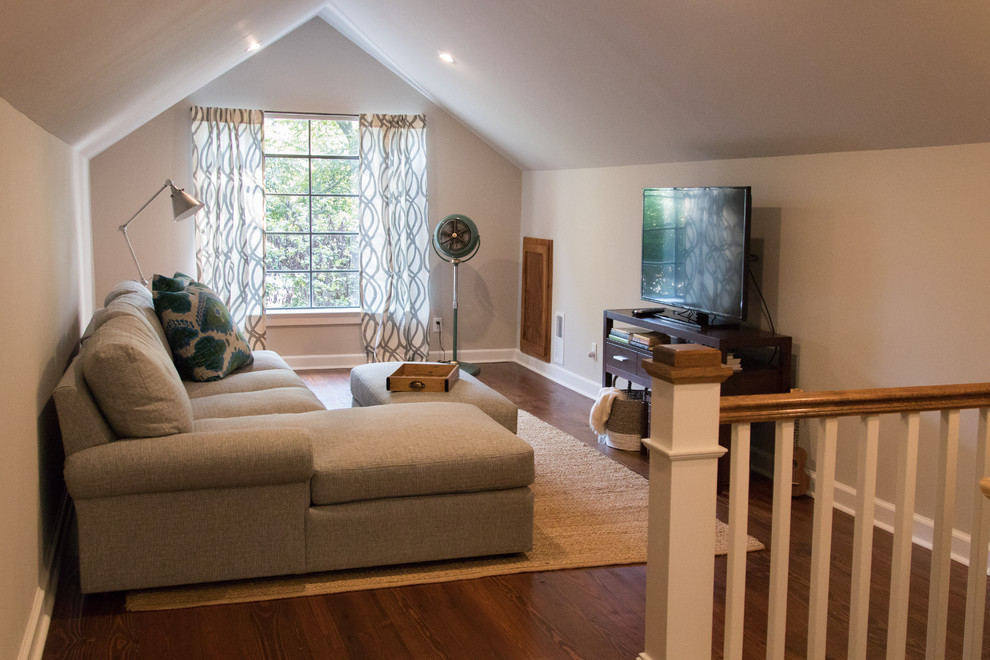 Exemple d'un petit salon craftsman ouvert avec un mur beige, un sol en bois brun, aucune cheminée, un téléviseur indépendant et un sol marron.