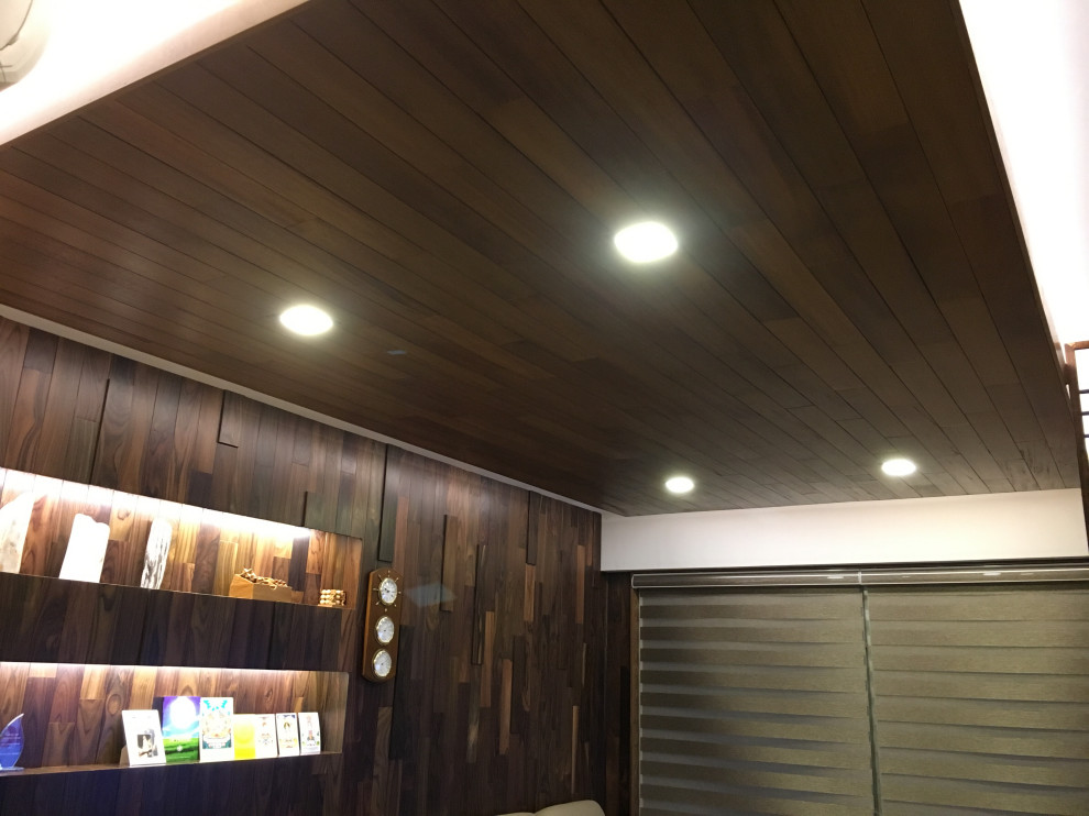 Ejemplo de salón con barra de bar industrial con paredes marrones, suelo de madera clara, suelo beige, madera y madera