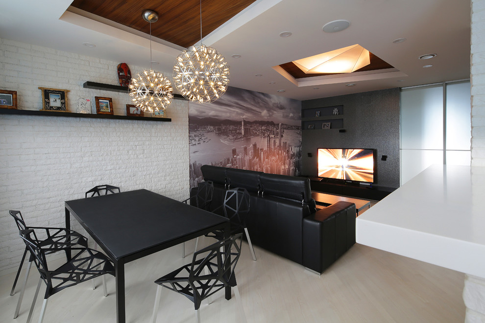 Bild på ett funkis vardagsrum, med vita väggar, ljust trägolv och en väggmonterad TV