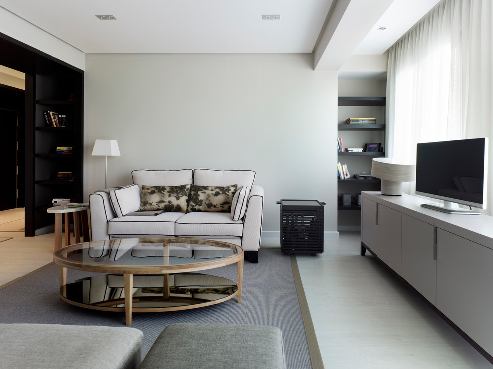 На фото: парадная, изолированная гостиная комната среднего размера в современном стиле с серыми стенами и отдельно стоящим телевизором без камина