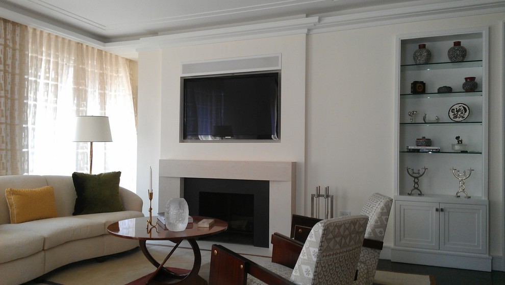 Inredning av ett mellanstort separat vardagsrum, med ett finrum, vita väggar, mörkt trägolv, en standard öppen spis, en spiselkrans i gips och en väggmonterad TV