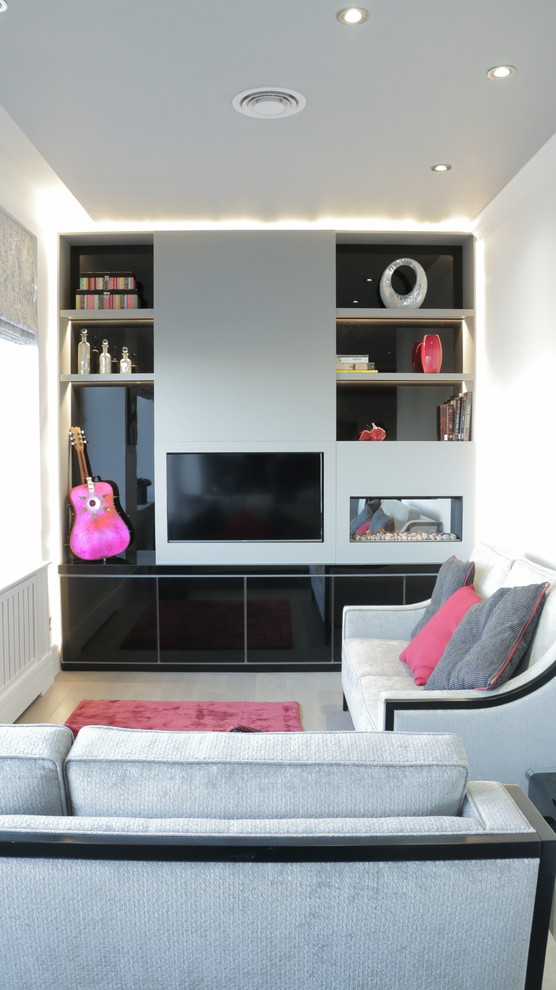 Modelo de salón abierto minimalista pequeño con paredes blancas, chimeneas suspendidas y pared multimedia